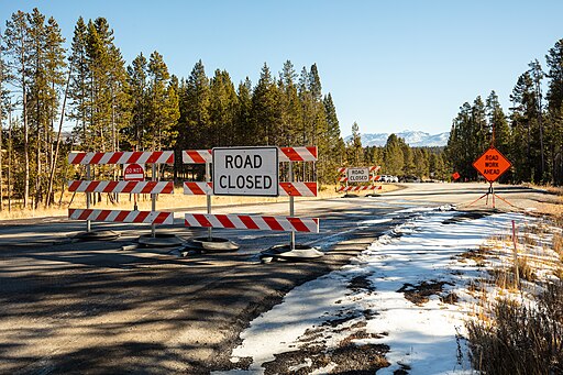Road closed sign in Yellowstone National Park