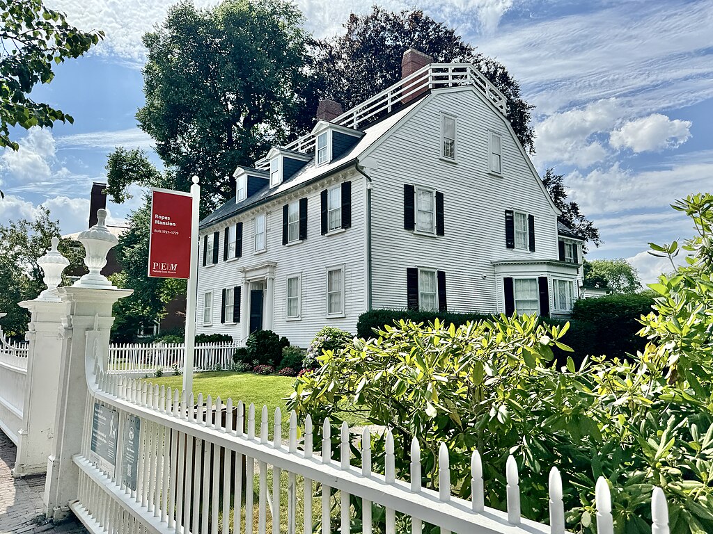 Built between 1727 and 1729, this Georgian-style house was built for merchant Samuel Barnard, and was sold to merchant Nathaniel Ropes in 1768. Today, the house serves as part of the Peabody Essex Museum, and is open for tours, with the grounds continuing to function as a botanical garden.